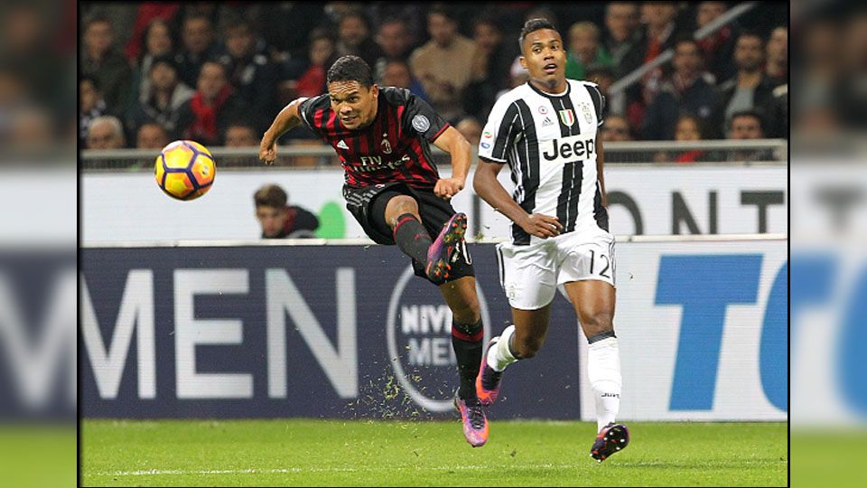 Penyerang AC Milan, Carlos Bacca berusaha melepaskan tendangan saat melawan Juventus. Copyright: &copy; Marco Luzzani/Getty Images
